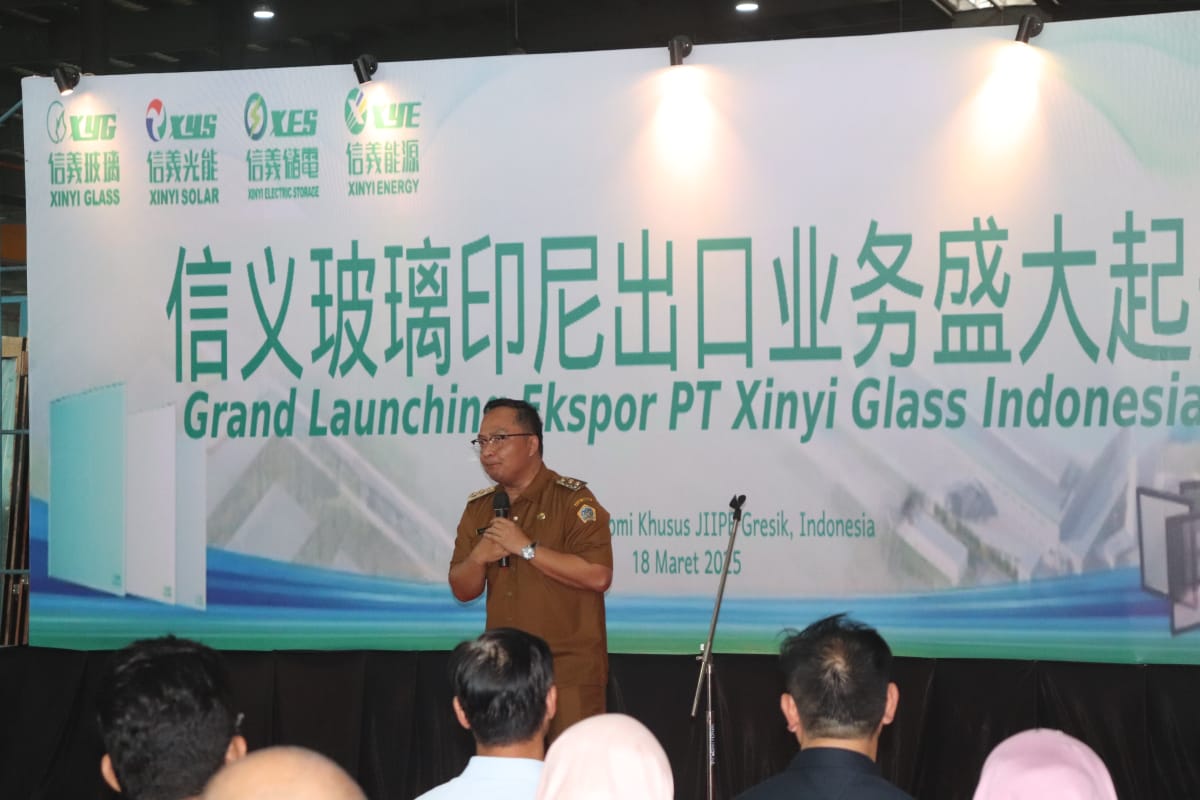 TENAGA KERJA: Wakil Bupati Gresik, Asluchul Alif saat grand launching ekspor perdana PT Xinyi Glass Indonesia, Selasa (18/3/2025).