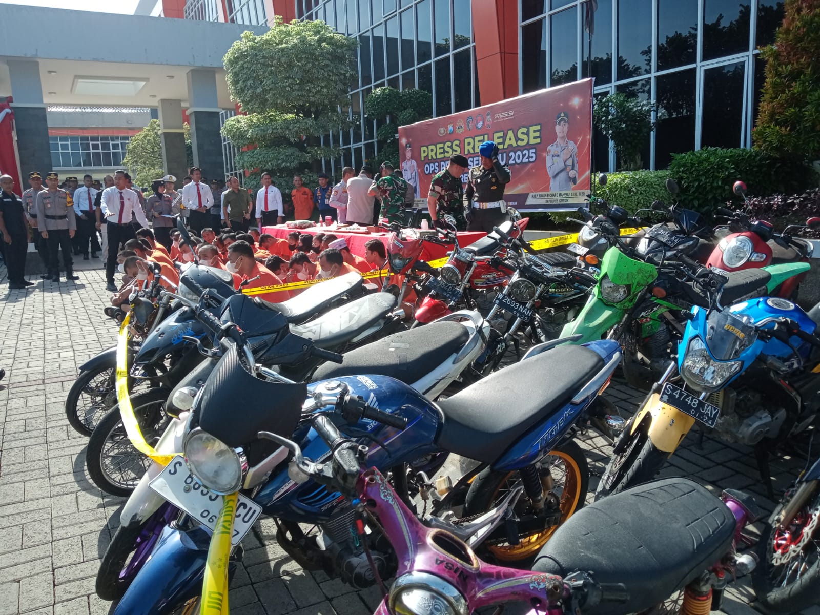 DIAMANKAN : Ratusan tersangka diamankan Polres Gresik dalam Operasi Pekat 2025 terdiri dari kasus miras dan judi yang mendominasi