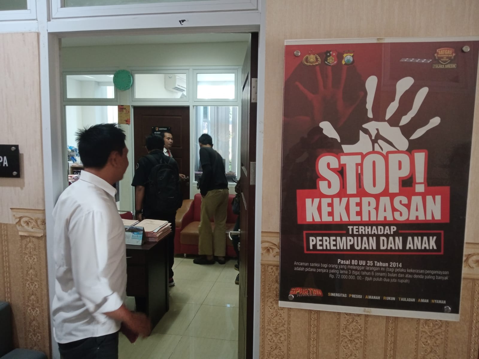 DIPERIKSA : Penyidik Unit PPA Satreskrim Polres Gresik saat melakukan pemeriksaan ketiga ABH.