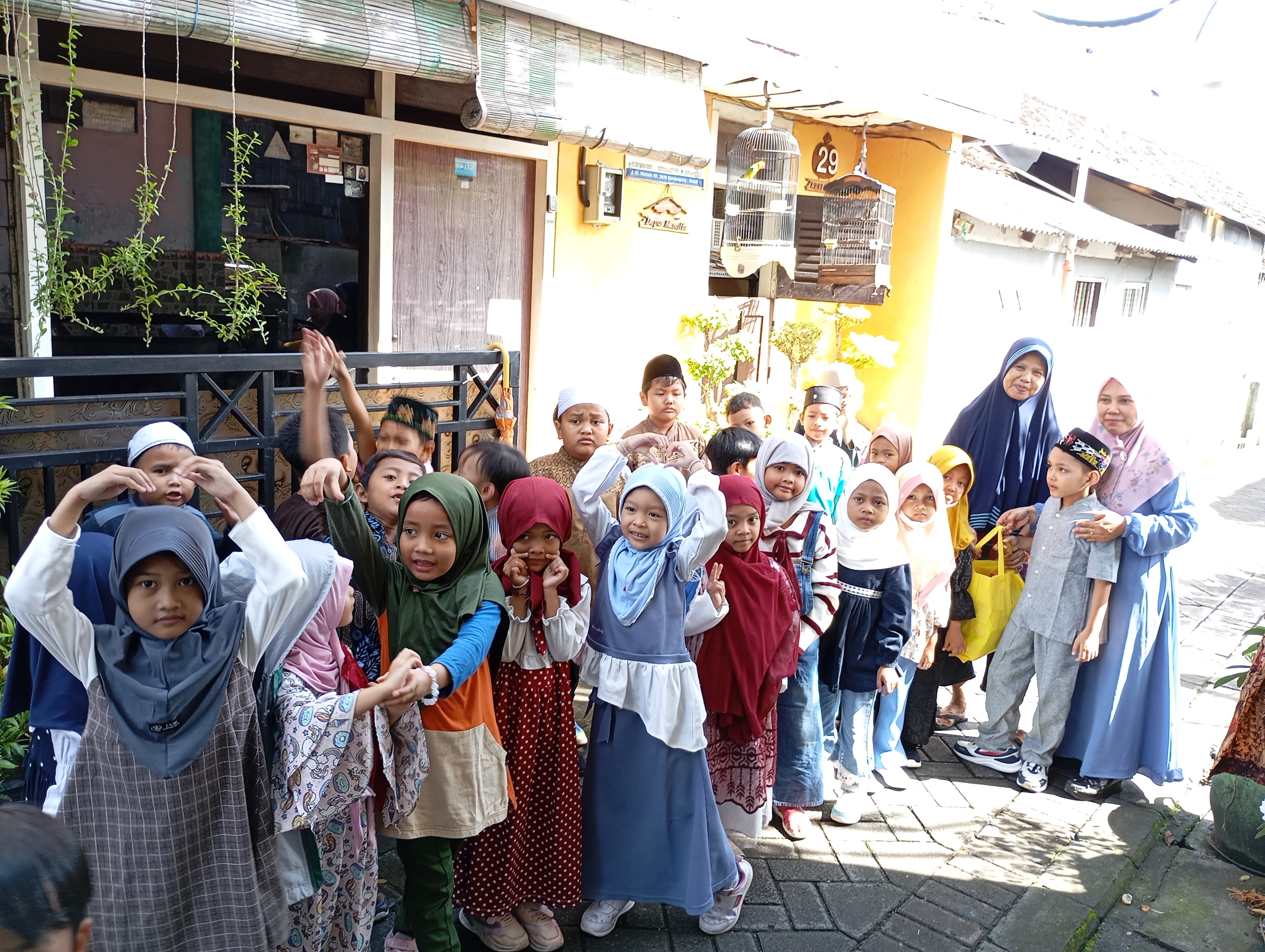 KB Muslimat NU Nurul Ishlah 132 dan TK Muslimat NU Nurul Ishlah 254 menggelar kegiatan berbagi berkah Ramadan pada Kamis, 20 Maret 2024.
