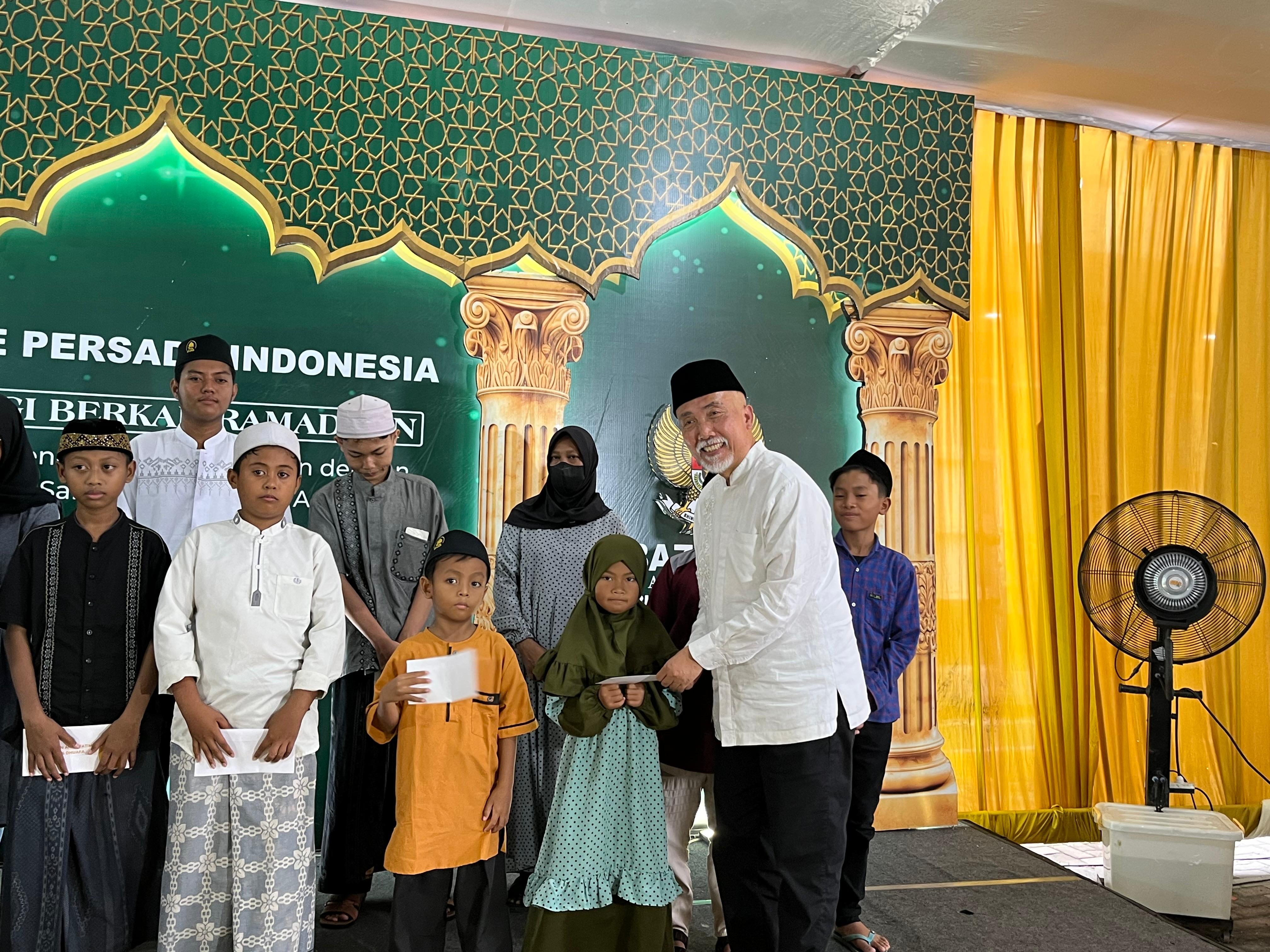 BERKAH: Jajaran direksi PT UME Persada Indonesia memberikan bantuan kepada anak yatim dan dhuafa sekitar perusahaan.