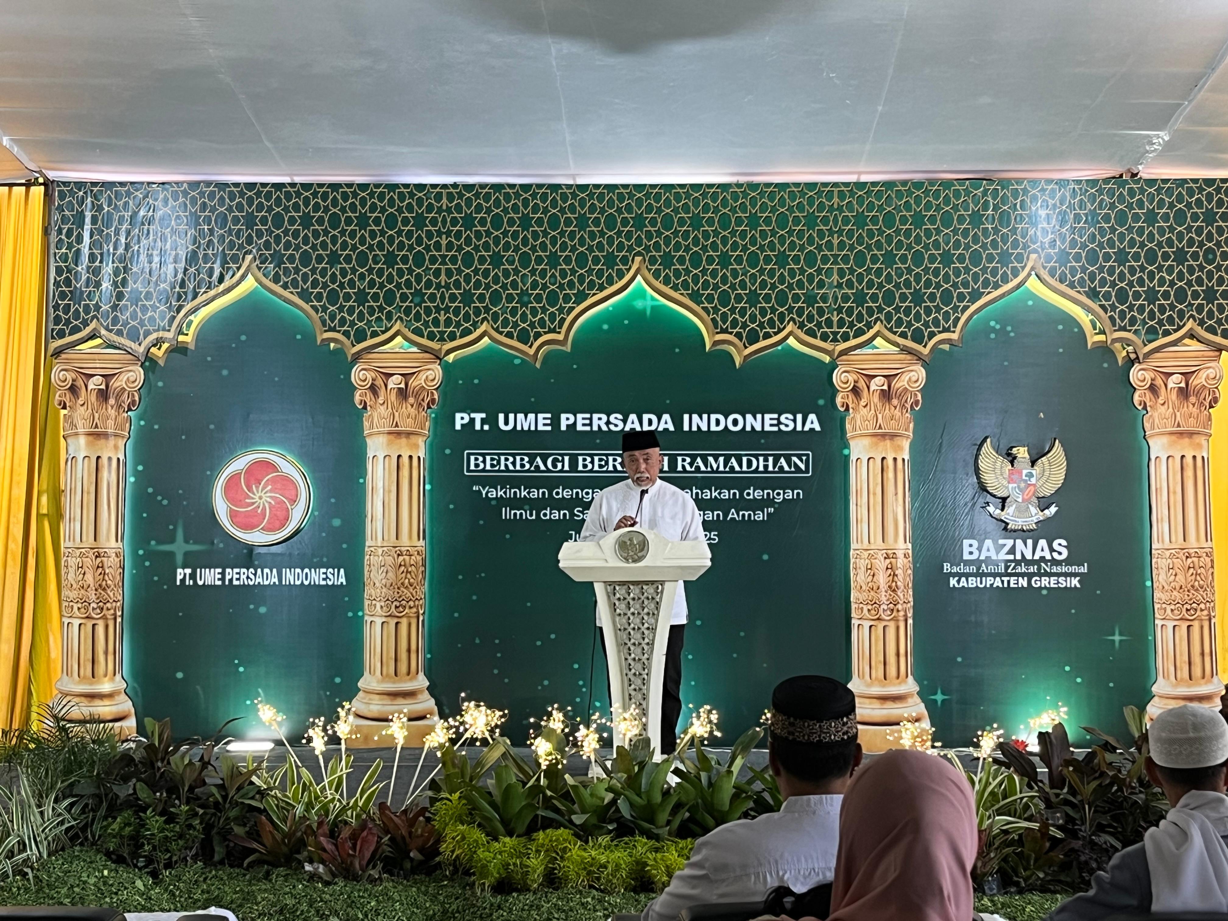 SAMBUTAN: Presiden Direktur PT UME Persada Indonesia Hartono S Haryadi, menyampaikan sambutan saat kehiatan berbagi berkah Ramadan di Manyar, Jumat (21/3/2025).