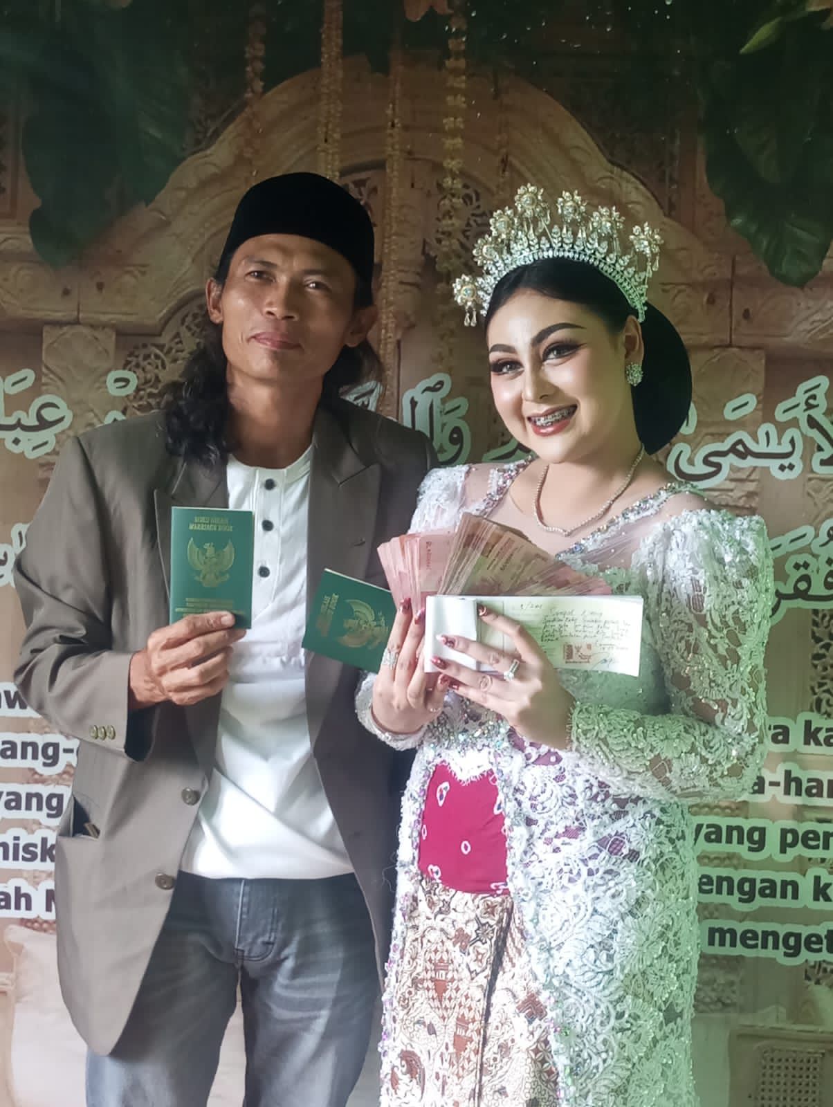 Aminatun Sholihah dan suaminya asal Lamongan