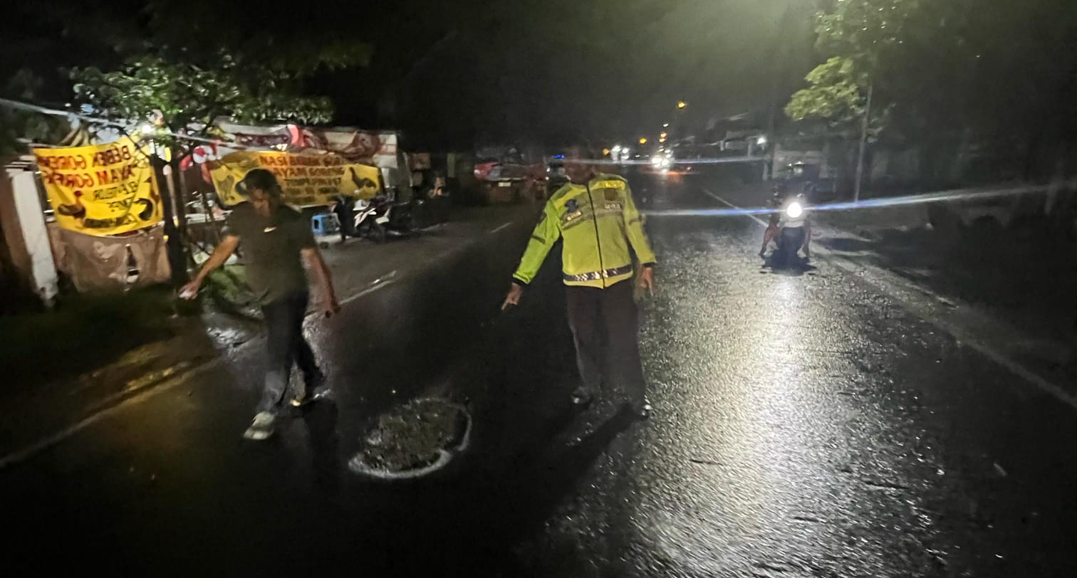 OLAH TKP : Anggota Unit Laka Satlantas Polres Gresik saat melakukan olah TKP kecelakaan di Jalan Raya Desa Kedamean, Kecamatan Kedamean, Gresik.