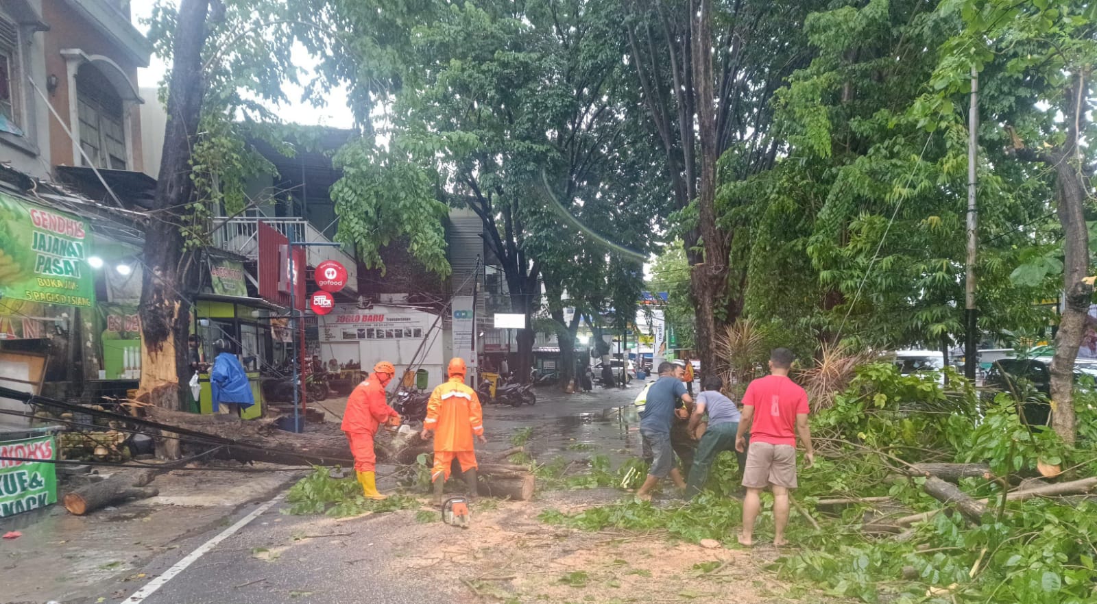 AMBRUK:&nbsp; Sejumlah pohon di wilayah Kabupaten Gresik ambruk dan menimpa empat ruko milik warga dan ATM, pom mini dan rombon milik penjual di perum PPS ikut rusak.
