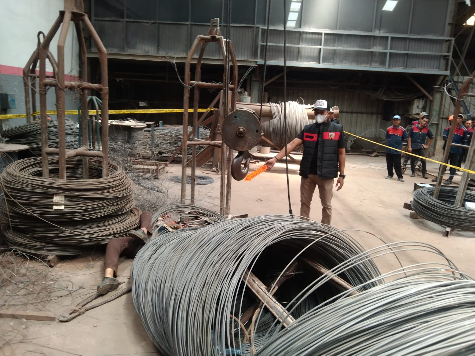 OLAH TKP: Polisi saat melakukan olah TKP kecelakaan kerja di PT. Kingdom Indah yang berlokasi di Desa Bambe, Kecamatan Driyorejo, Gresik.