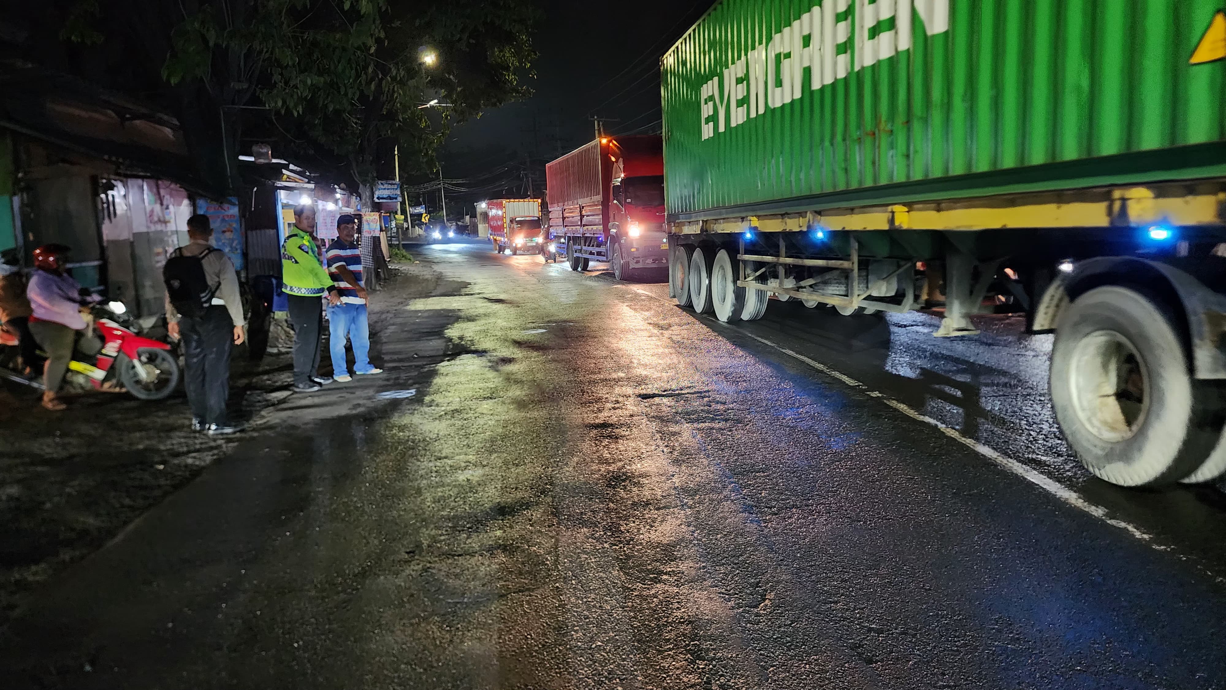 OLAH TKP: Anggota Polisi saat melakukan olah TKP di Jalan Raya Desa Krikilan, Kecamatan Driyorejo,Gresik.