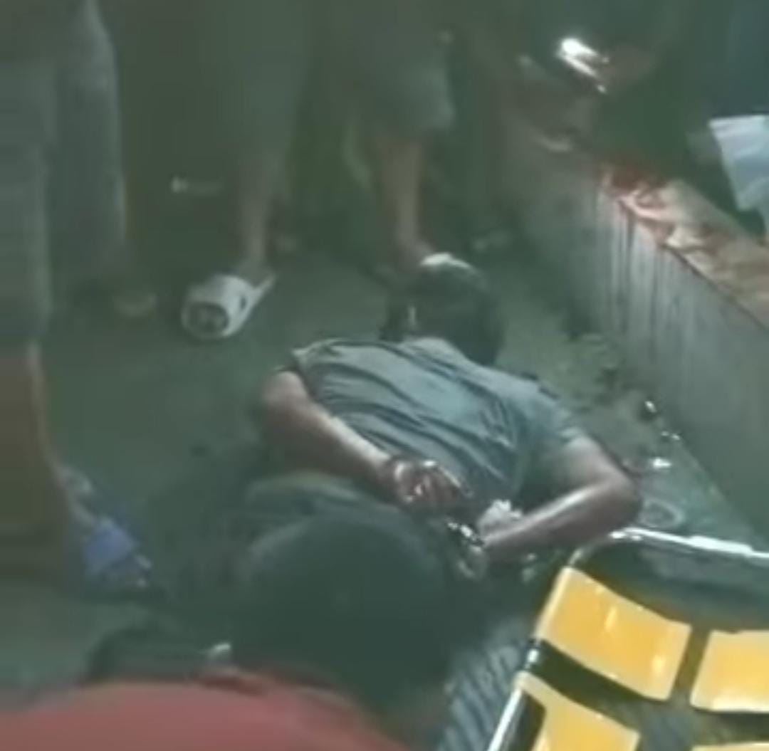 DIMASSA: Terduga pelaku FMS saat di amuk masa diduga sebagai pencuri sepeda motor.