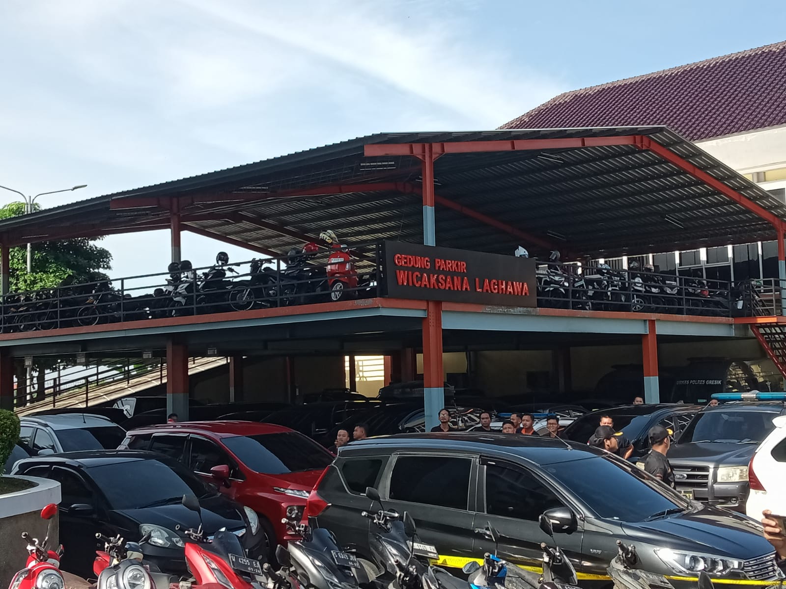 PARKIR GRATIS : Polres Gresik menyediakan layanan penitipan kendaraan gratis bagi pemudik di Mapolres Gresik.