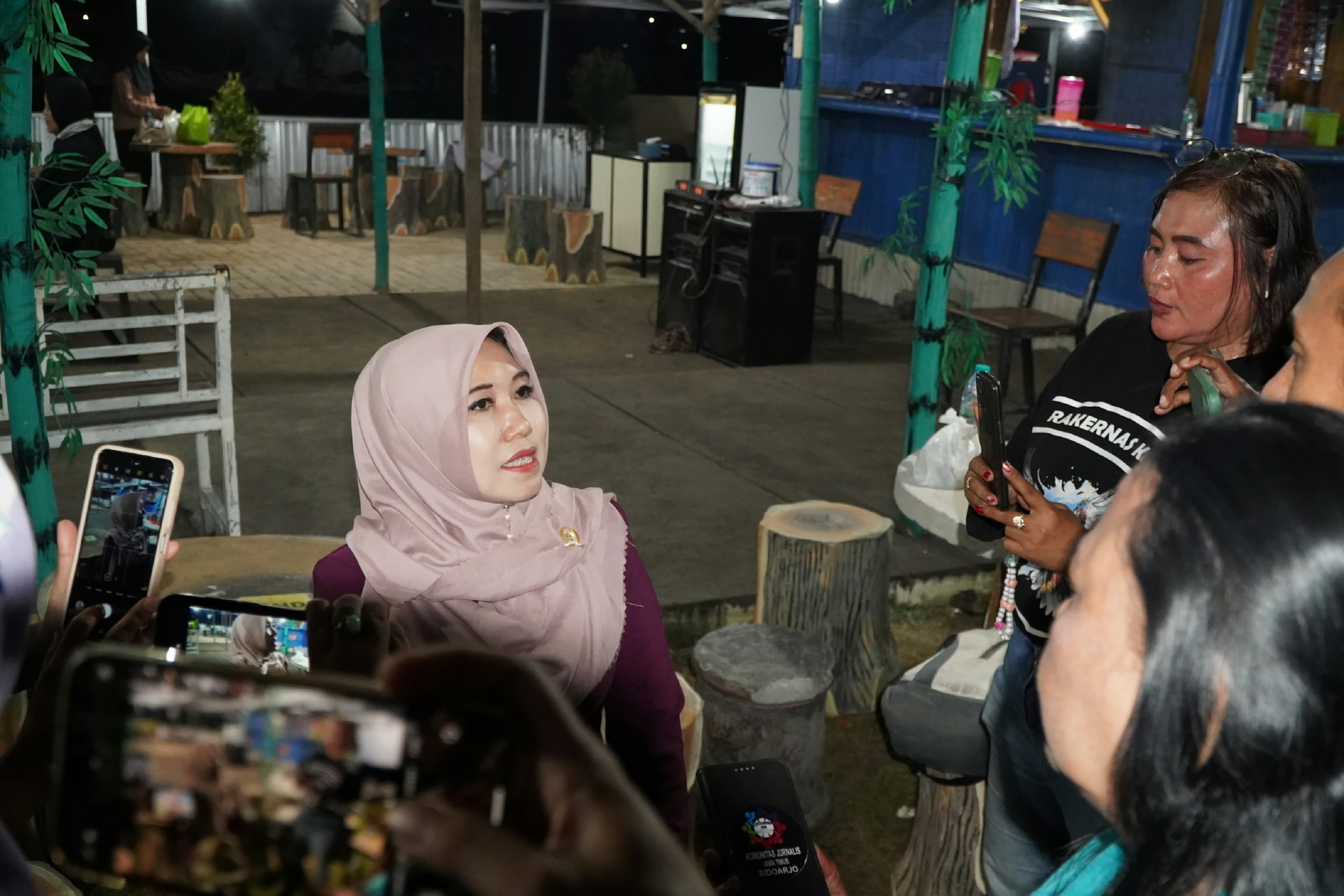 Anggota DPD RI, Lia Istifhama saat diwawancara awak media.
