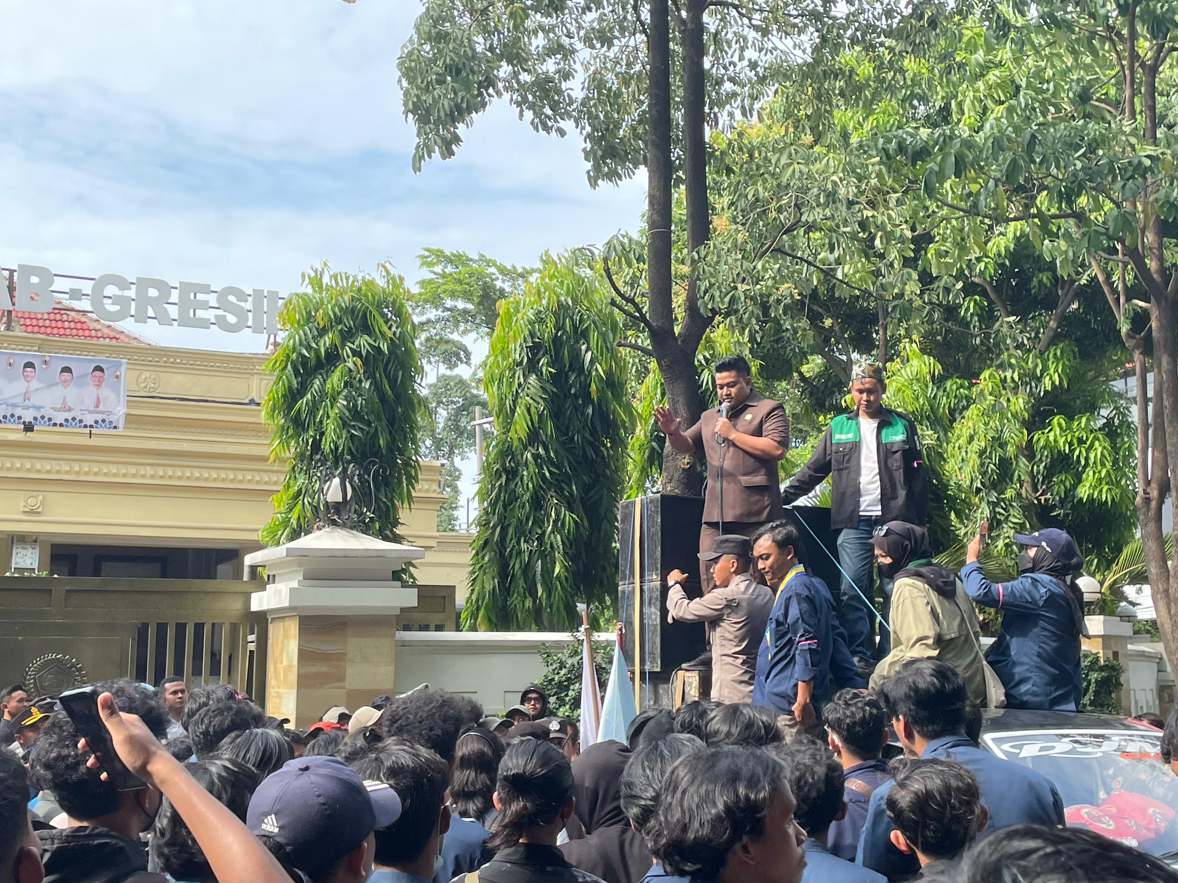 DEMONSTRASI: Aliansi Mahasiswa Gresik langsung ditemui Ketua DPRD Gresik M Syahrul Munir.