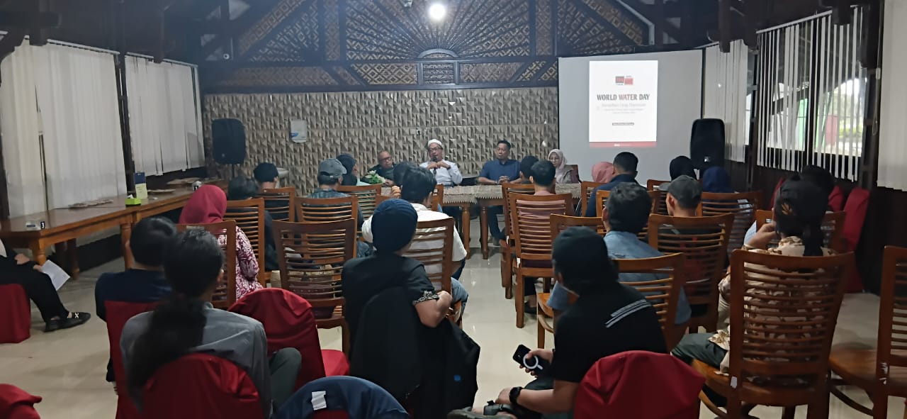 Diskusi: Wakil Bupati Gresik Ashluchul Alif, Kadis DLH Gresik Sri Subaidah, dan puluhan akademisi se-Kabupaten Gresik saat berdiskusi dalam rangka memperingati Hari Air Sedunia (World Water Day).