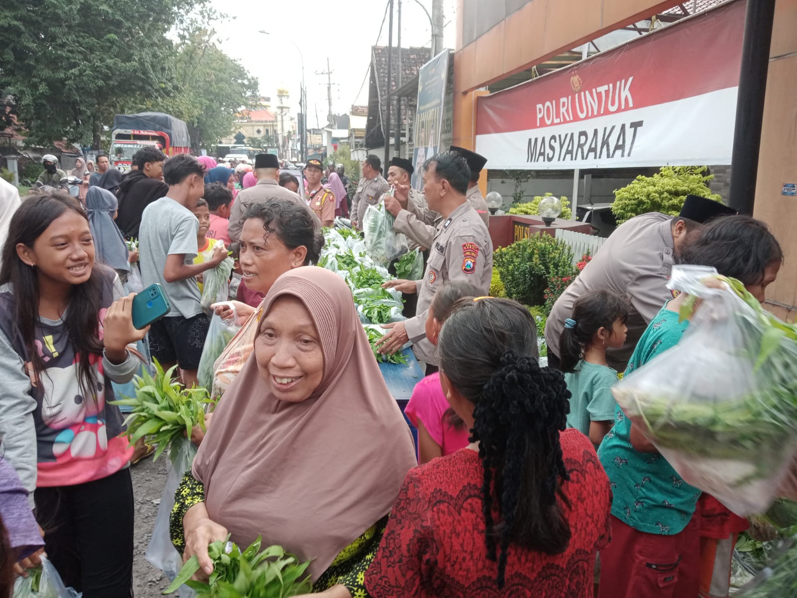 WUJUD KETAHANAN PANGAN : Polsek Cerme Berbagi Berkah Ramadan Dengan Bagikan Takjil Berupa Lele dan Sayur Hasil Budidaya Sendiri