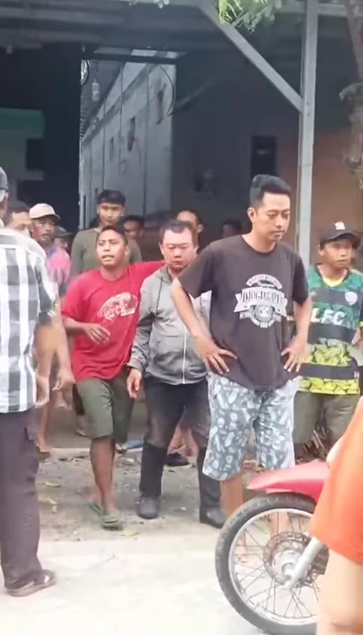 TEREKAM CCTV : Terduga pelaku jambret perhiasan kalung (tengah jaket abu-abu) usai diamankan polisi.