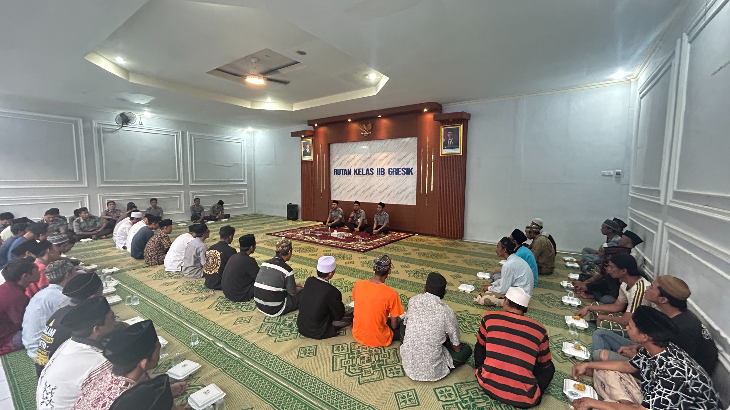 KEBERSMAAN : Karutan Gresik Yuliawan Dwi Nugroho beserta jajaranya saat buka Puasa bersama warga binaan Rutan Gresik.