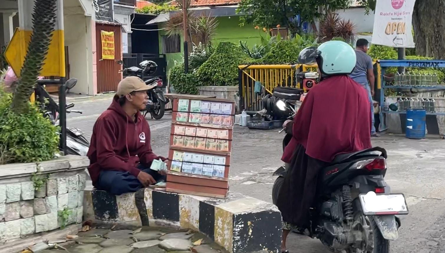 TRADISI ANGPAO LEBARAN : Pedagang Uang Baru Musiman Raup Rezeki Jelang Lebaran di Gresik
