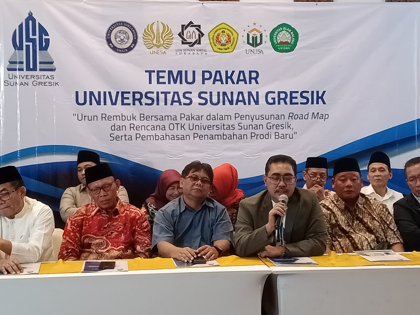 LAHIRKAN SDM UNGGUL : Jazilul Fawaid mendapatkan dukungan penuh dari para Guru Besar PTN dan PTS untuk pendirian Universitas Sunan Gresik (USG)