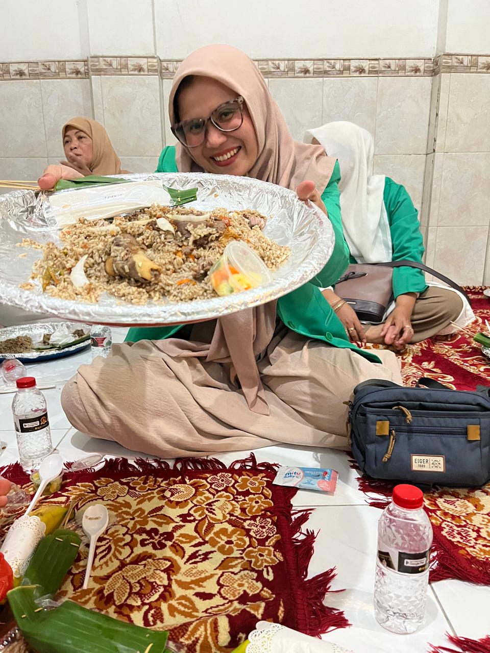 Makan nasi kebuli yang yang disediakan Pemkab Gresik.