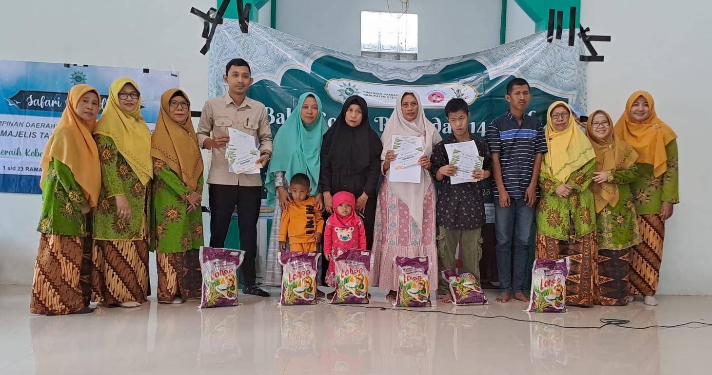 BERBAGI KEBAHAGIAAN : Penyerahan secara simbolis bingkisan bantuan dari