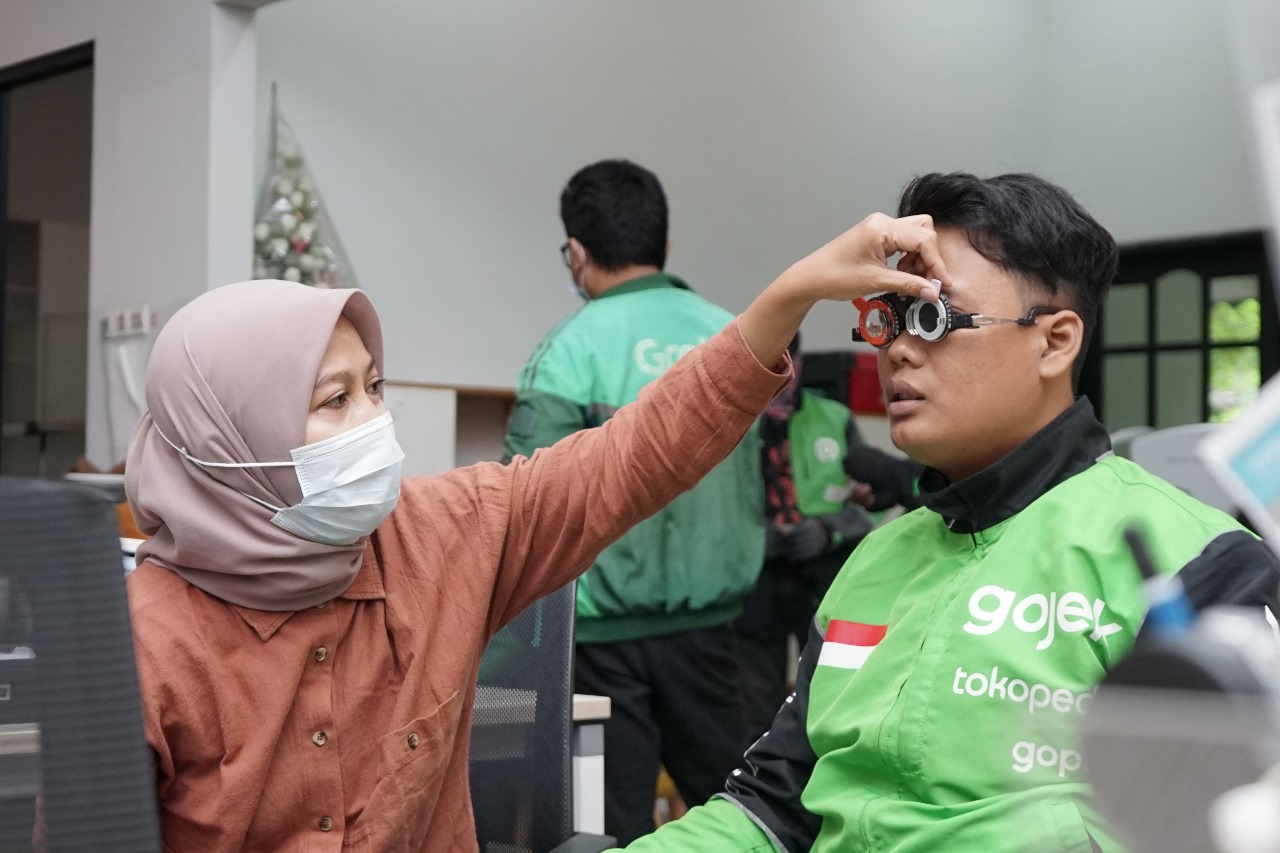 Pemeriksaan : Para Ojol saat melakukan pemeriksaan mata untuk mendapat resep kacamata baru.
