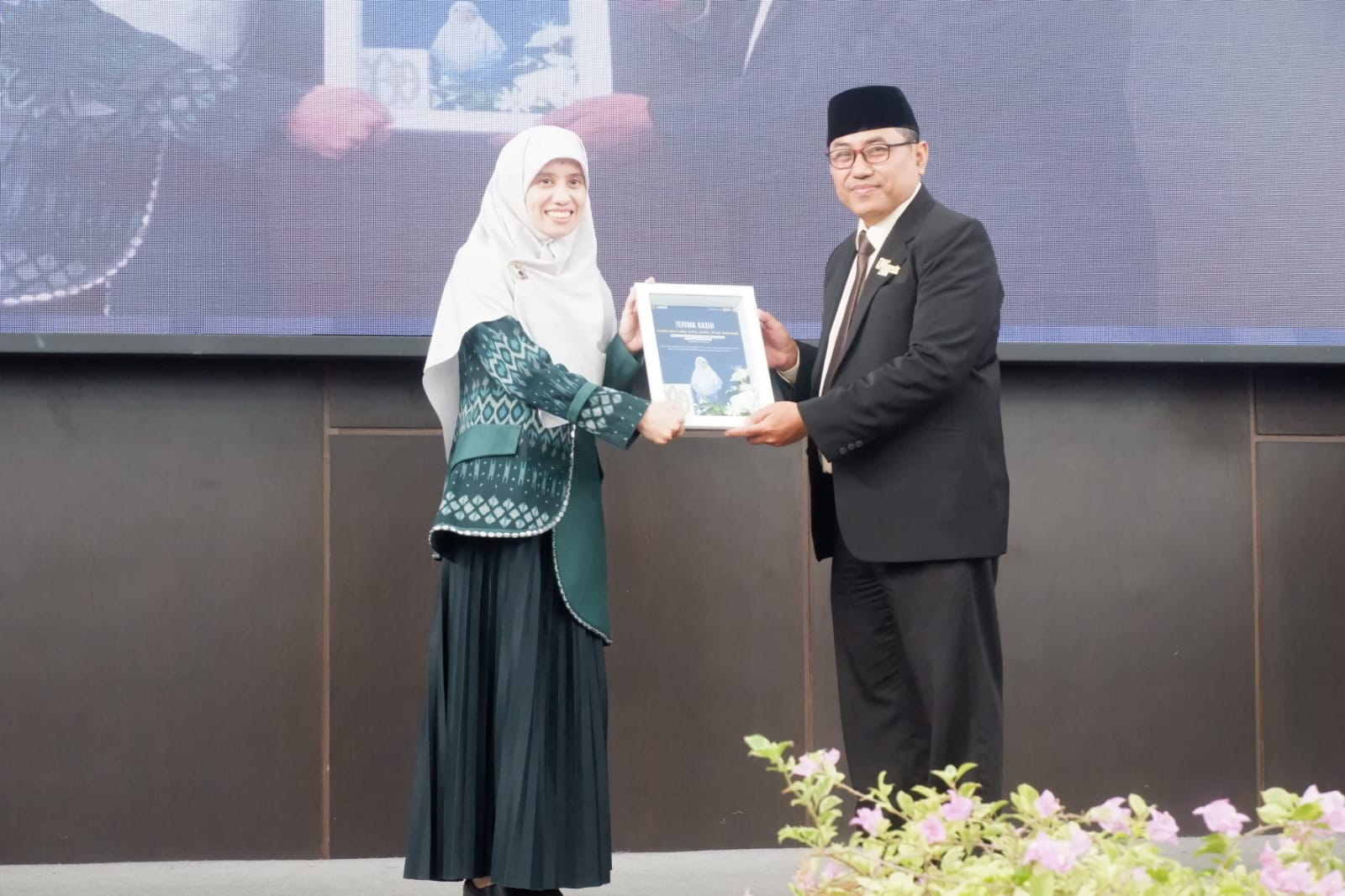 SERAH TERIMA JABATAN : Prof. Khoirul Anwar resmi menjadi rektor UMG, menggantikan rektor sebelumnya, Nadhirotul Laily, S.Psi., M.Psi, Ph.D., Psikolog.