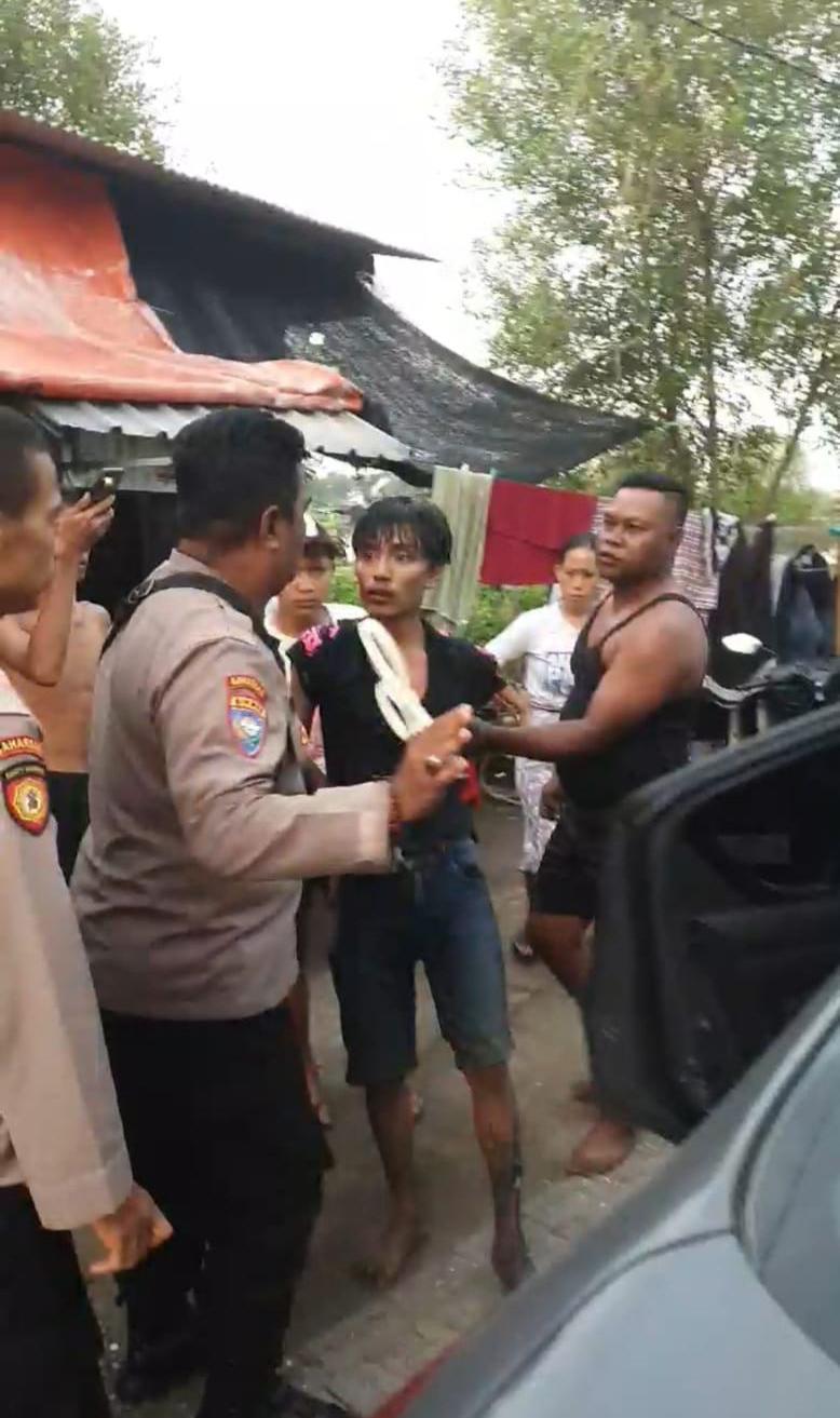 DIAMANKAN: Tersangka Abid Dzakirimiz saat diamankan warga dan diserahkan ke anggota Polsek Manyar.