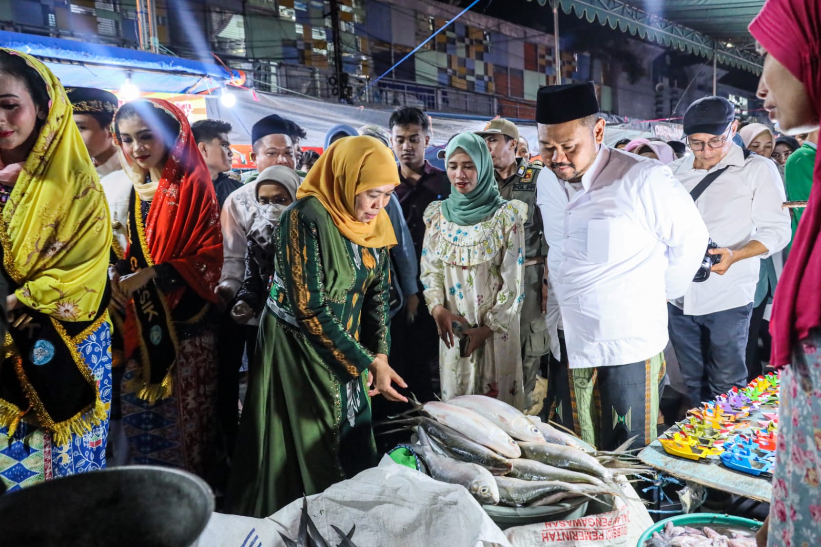 TRADISI: Gubernur Jawa Timur bersama Bupati Gresik Fandi Akhmad Yani saat kontes bandeng kawak tahun lalu.