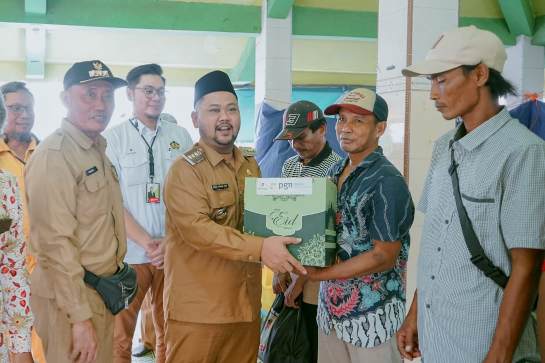 BANTUAN: Bupati Gresik, Fandi Akhmad Yani, bersama Dinas Perikanan Kabupaten Gresik menggelar kegiatan Bhakti Peduli Nelayan Berdaulat di Kecamatan Gresik.