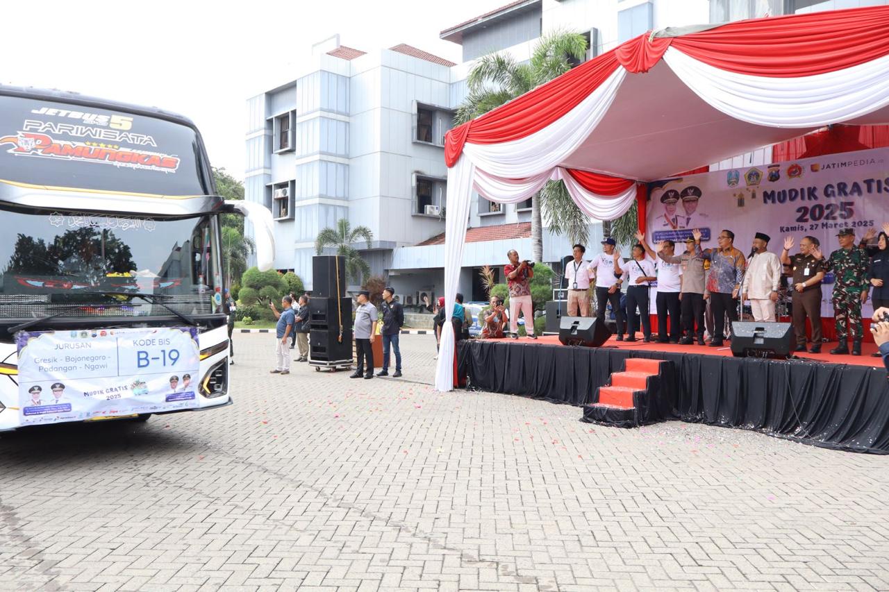 Persiapan : Bupati Gresik Fandi Akhmad Yani bersama jajaran Forkopimda memberangkatkan peserta mudik gratis.