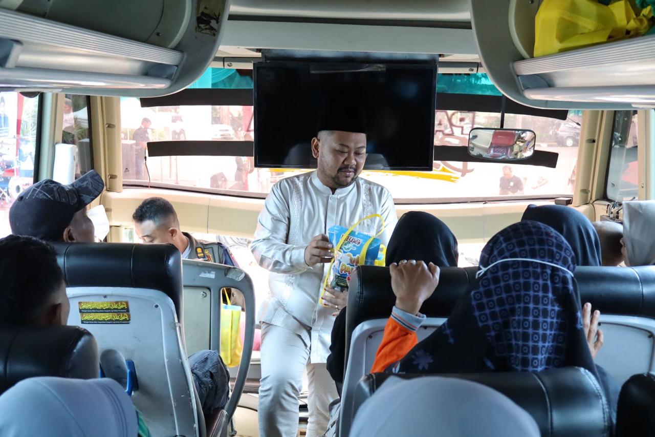 MUDIK GRATIS : Bupati Gresik Fandi Akhmad Yani menyapa para pemudik.