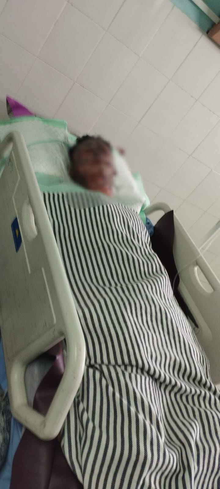 DIRAWAT : Korban ledakan petasan Tio saat dirawat  di Rumah Sakit Randegansari Husada, Kecamatan Driyorejo, Gresik.