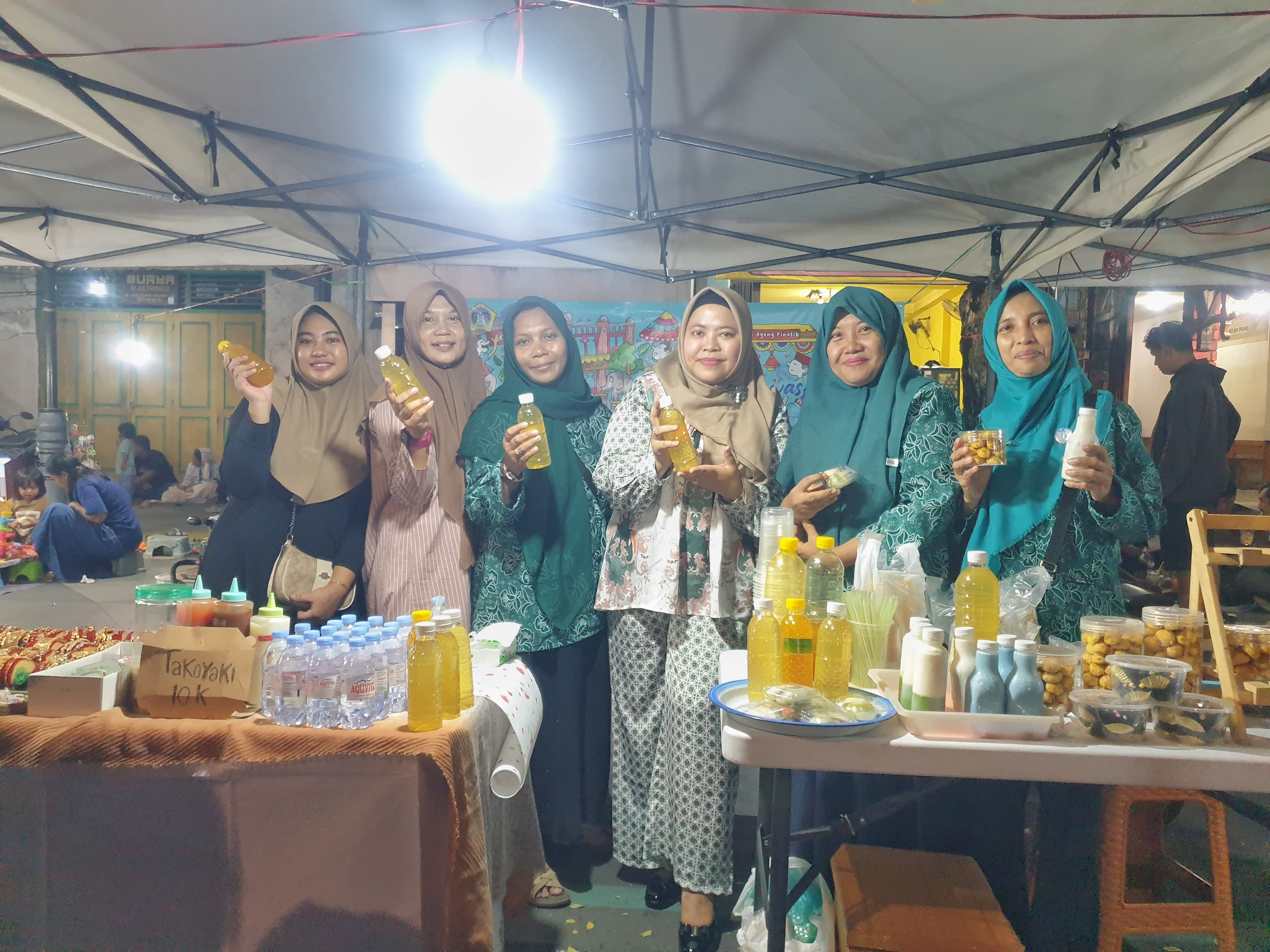 PEDULI UKM : Anggota DPRD Gresik Komisi II Ricke Mayumi say memborong produk jualanan dari ibu-ibu PKK di STAN pasar Bandeng.