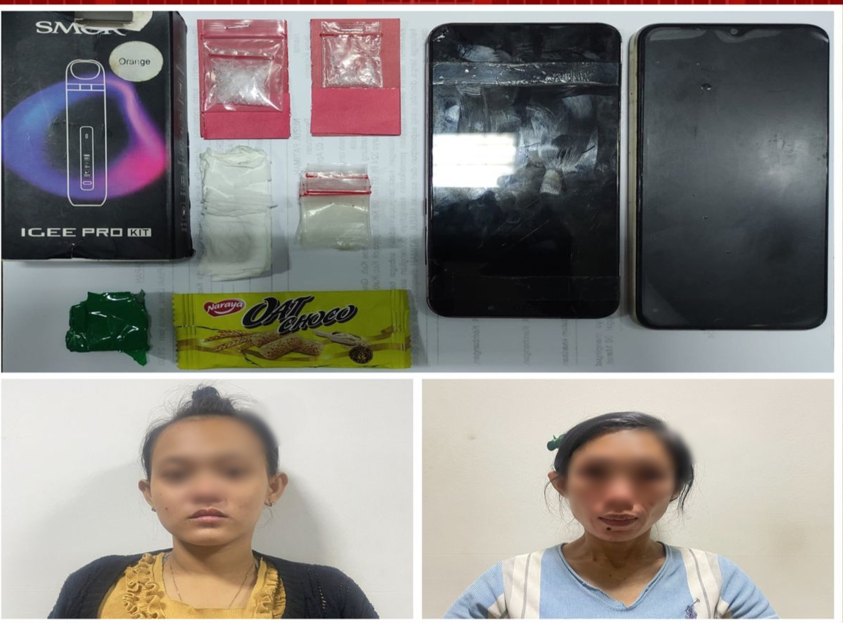 DIAMANKAN : Kedua tersangka saat diamankan oleh anggota Satresnarkoba di Mapolres Gresik.