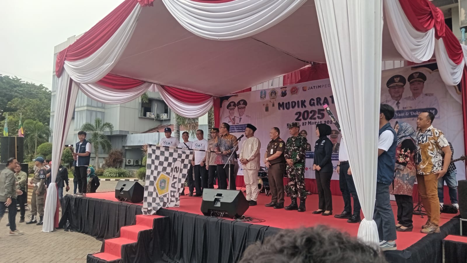 Persiapan : Bupati Gresik Fandi Akhmad Yani bersama jajaran Forkopimda memberangkatkan peserta mudik gratis.
