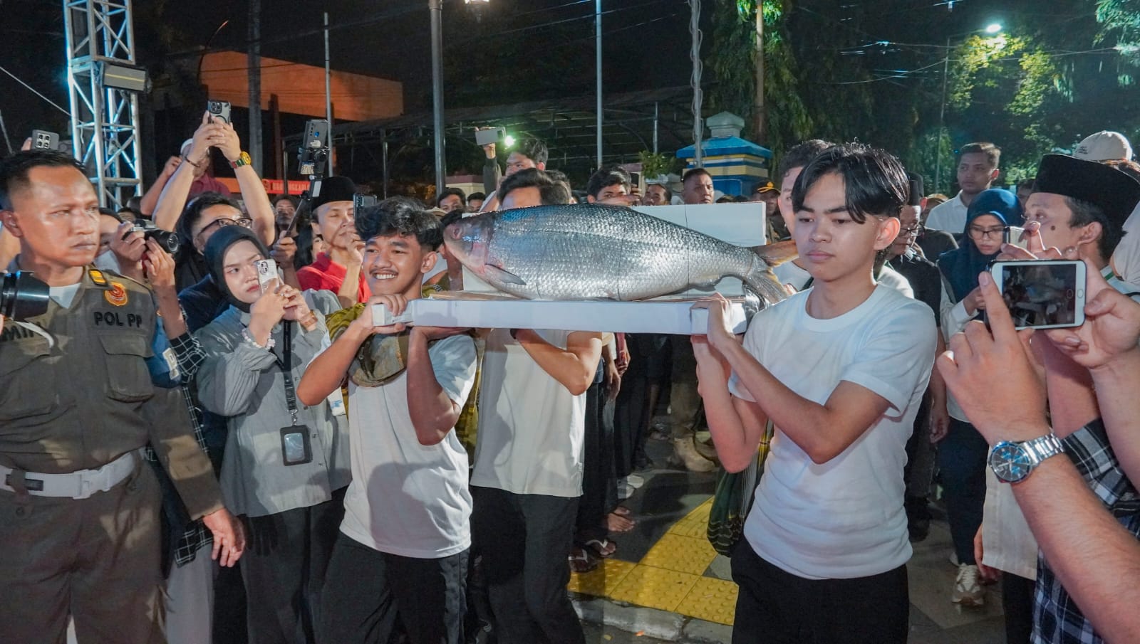 TRADISI: Kontes Bandeng Kawak 2025 di Kabupaten Gresik sukses memadukan tradisi, budaya, dan inovasi, serta memecahkan rekor dengan terjualnya bandeng raksasa seharga Rp 50 juta.