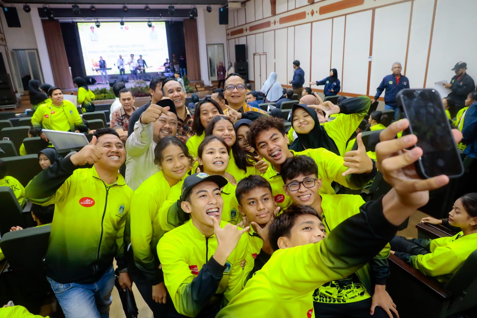 BANGGA: Para atlet selfie bersama Bupati Gresik, Fandi Akhmad Yani, didampingi Wakil Bupati, Asluchul Alif, di Gedung Nasional Indonesia (GNI), Kamis (27/3).