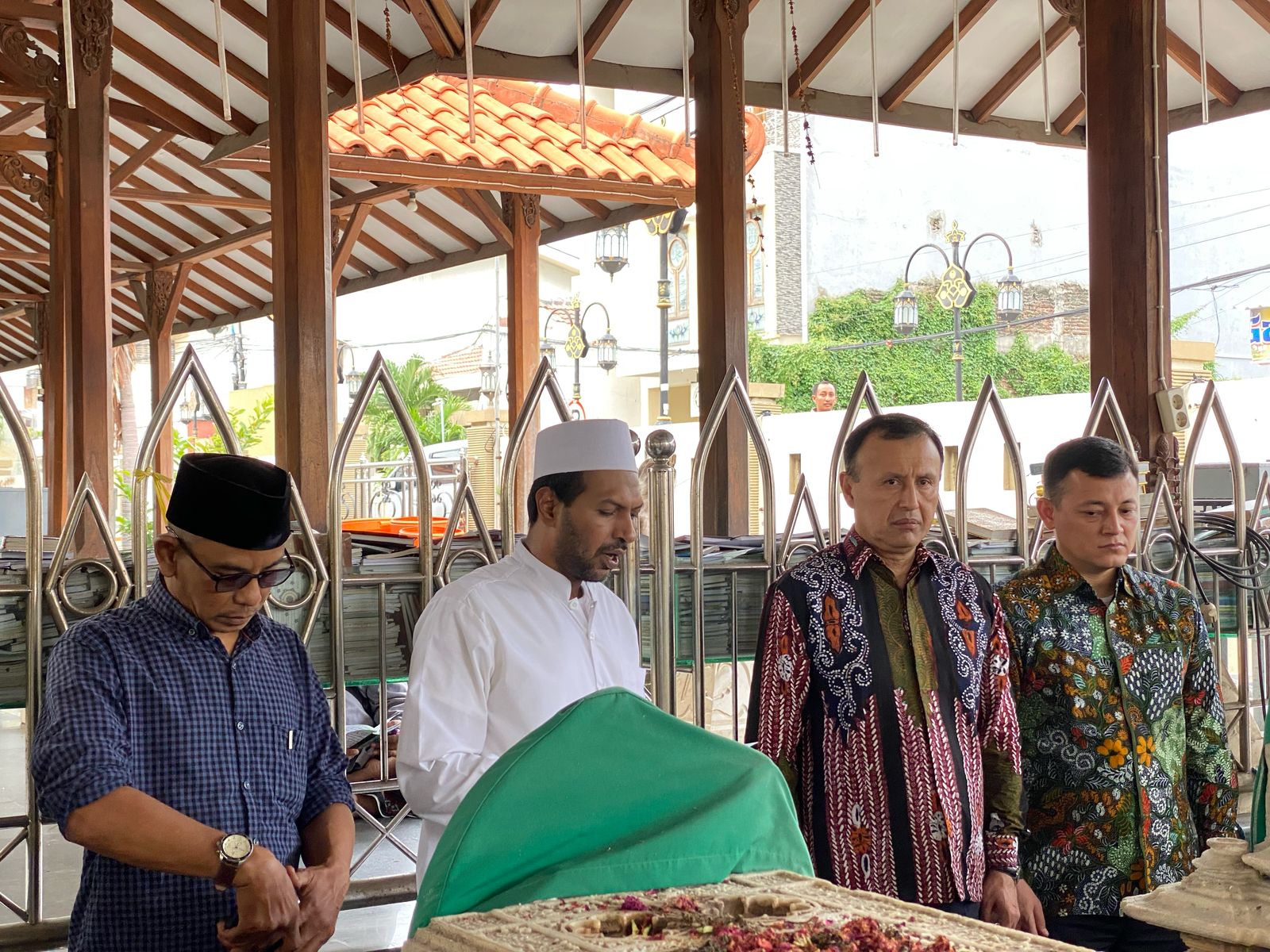ZIARAH : Dubes Uzbekistan Ziarah untuk Indonesia, HE Oybek Eshonov saat melakukan ziarah ke Makam Sunan Gresik atau Syekh Maulana Malik Ibrahim.