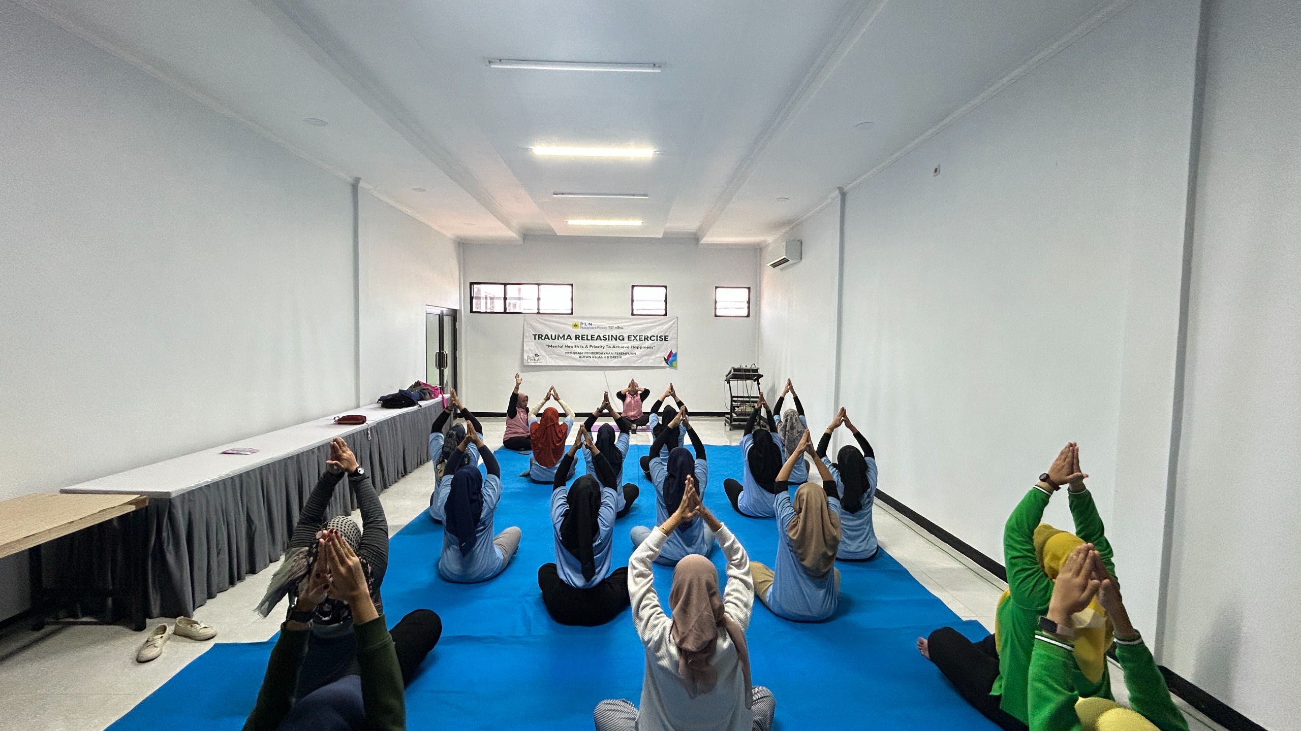 YOGA : Warga binaan perempuan Rutan Kelas IIB Gresik saat melakukan Yoga untuk redakan stres dan ketegangan saat menjalani mas tahananan di Rutan Gresik.