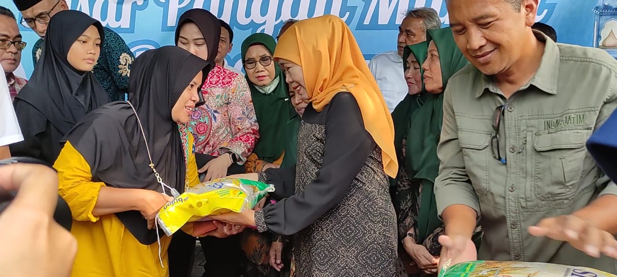 DUKUNG UMKM : Gubenur Jatim Khofifah Indar Parawansa saat mengunjungi pasar pangan Murah di Menganti, Gresik untuk memastikan harga kebutuhan pokok tetap stabil dan terjangkau bagi masyarakat.