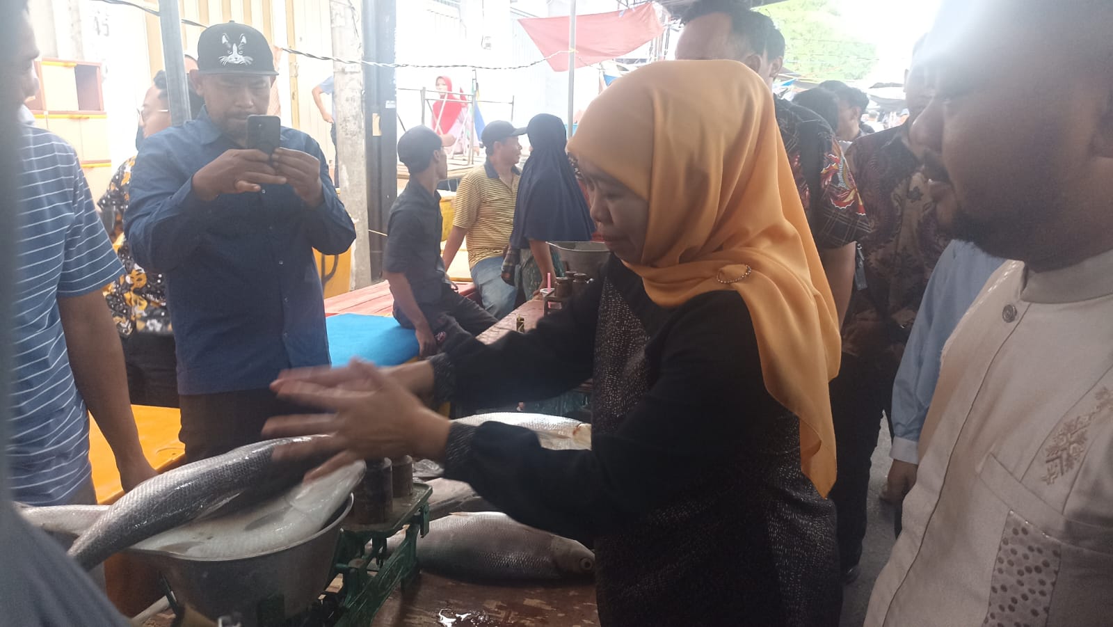 BORONG BANDENG : Gubernur Jatim Khofifah, didampingi Bupati Gresik Fandi Akmad Yani saat meborong ikan bandeng kawak di Pasar Bandeng Gresik.