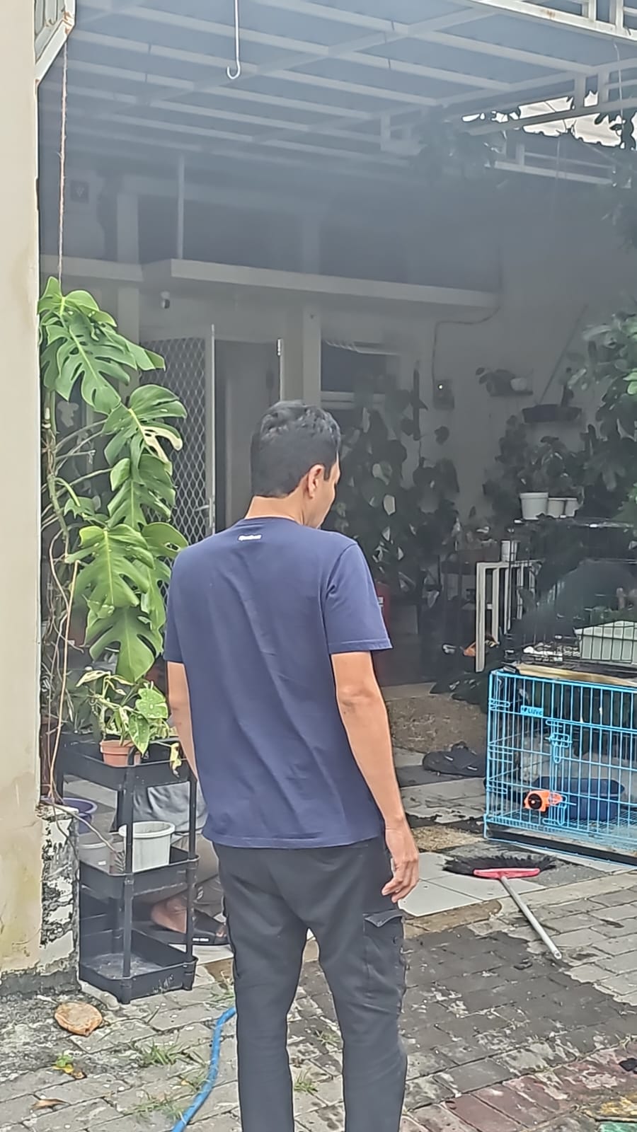 PEMADAMAN : Petugas Damkarla Gresik saat melakukan di Perumahan Pondok Permata Suci (PPS), Jalan Opal 6 No. 11, Desa Suci, Kecamatan Manyar, Kabupaten Gresik