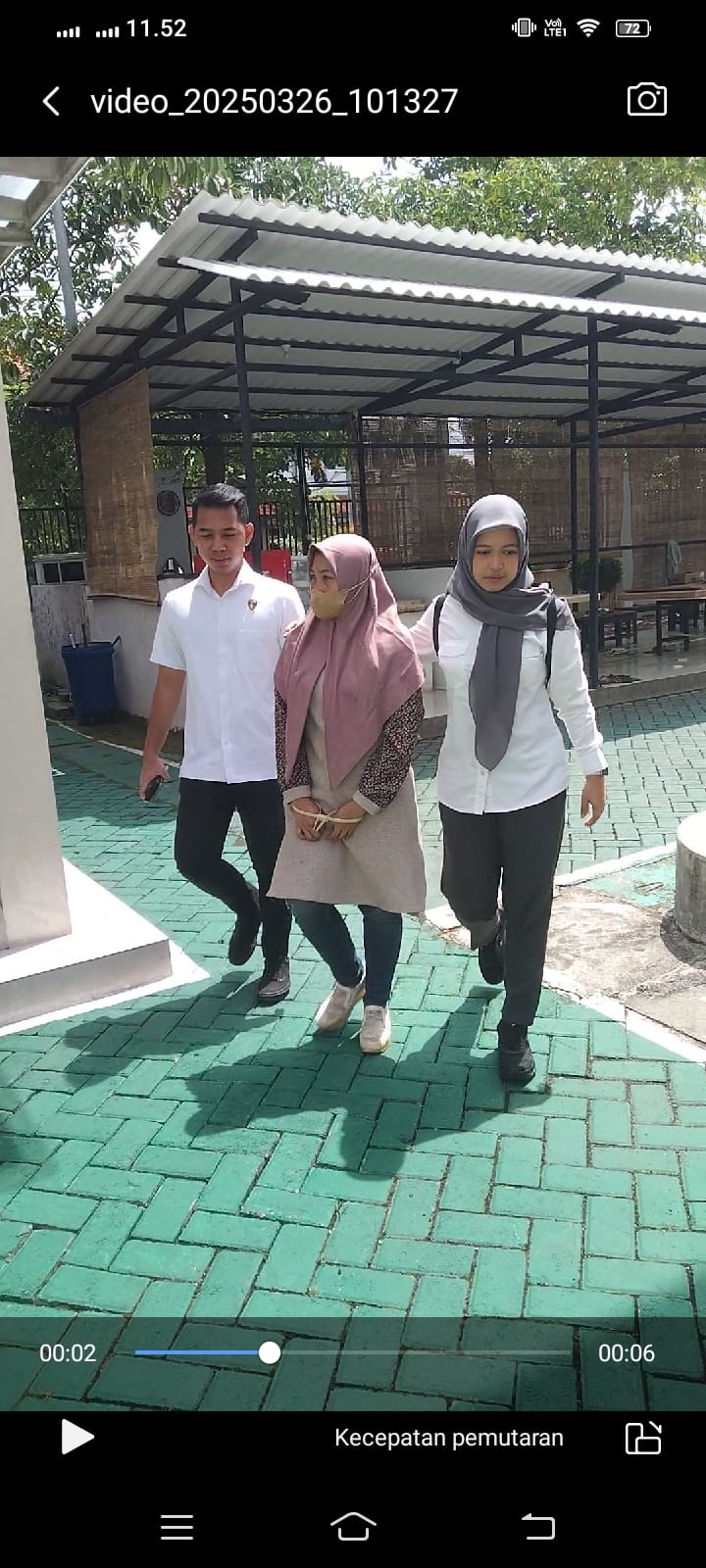 DILIMPAHKAN : Tersangka Retno Wulandari saat kasus arisan bodong yang merugikan puluhan warga Sidayu Gresik dilimpahkan ke Kejaksaan.