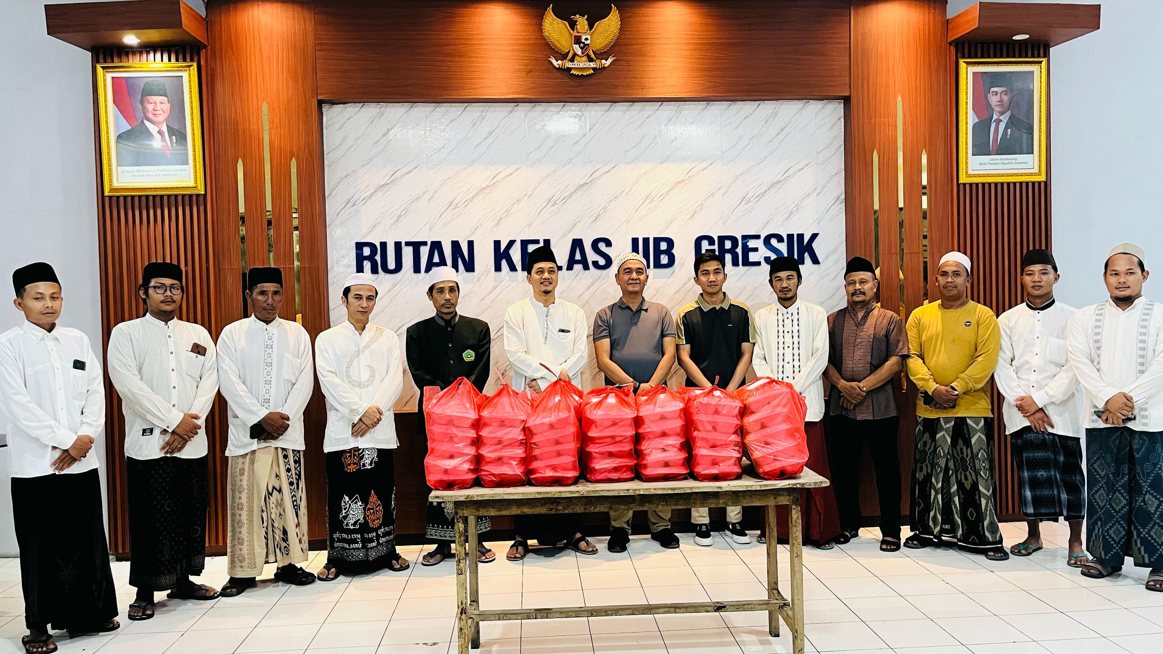 SAUR BARENG : Karutan Gresik Yuliawan Dwi Nugroho beserta jajaranya bersama Santri dan Jamaah Ngaji Ponpes Al-Muniroh Ujungpangkah Gresik bagikan makan saur untuk warga binaan.