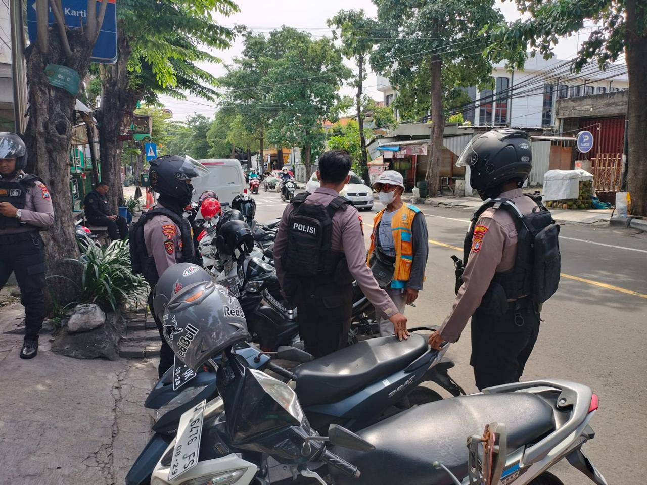 PENGAMANAN:  Anggota Sat Samapta Polres Gresik saat melakukan patroli pengamanan di tempat ATM Center dan tempat objek vital keramaian menjelang Hari Raya Idul Fitri di Kabupaten Gresik.