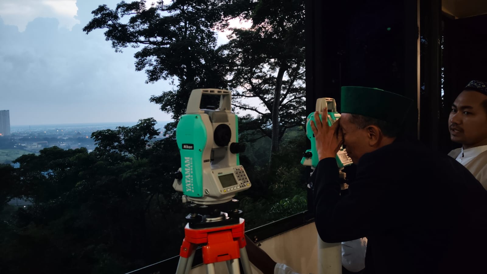 PANTAU HILAL : Tim dari Lembaga Falahiyah Nahdlatul Ulama (LFNU) Gresik menyiapkan peralatan rukyatul hilal di Balai Rukyat NU Condrodipo.