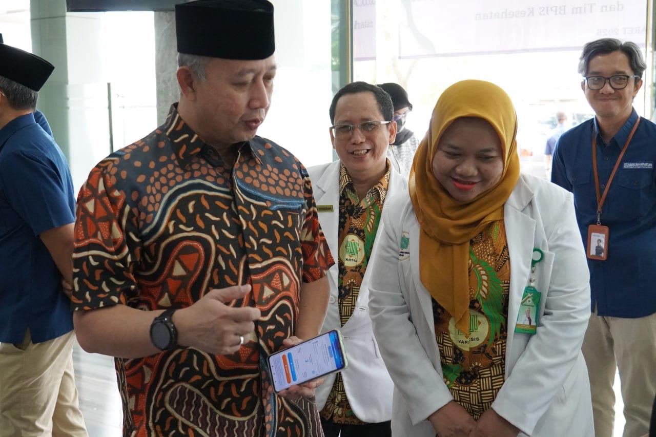 Direktur Teknologi Informasi Badan Penyelenggara Jaminan Sosial Kesehatan (BPJS Kesehatan), Edwin Aristiawan meninjau langsung implementasi layanan digital BPJS Kesehatan di Rumah Sakit Gresik