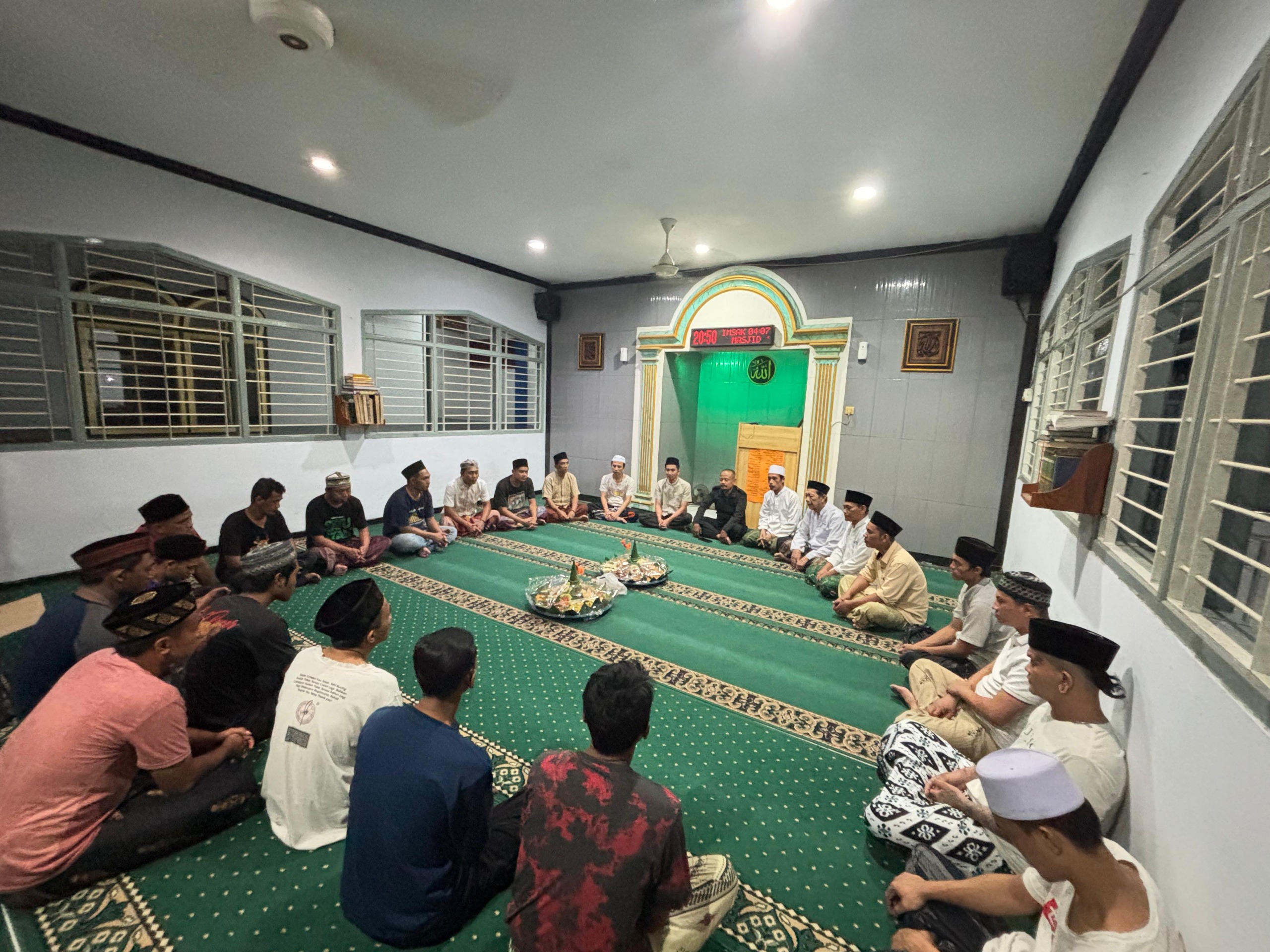 KHATAM AL-QURAN : Khatam Alquran di Rutan Gresik, Warga binaan dapat Songkok sebagai Simbol Semangat Ibadah.