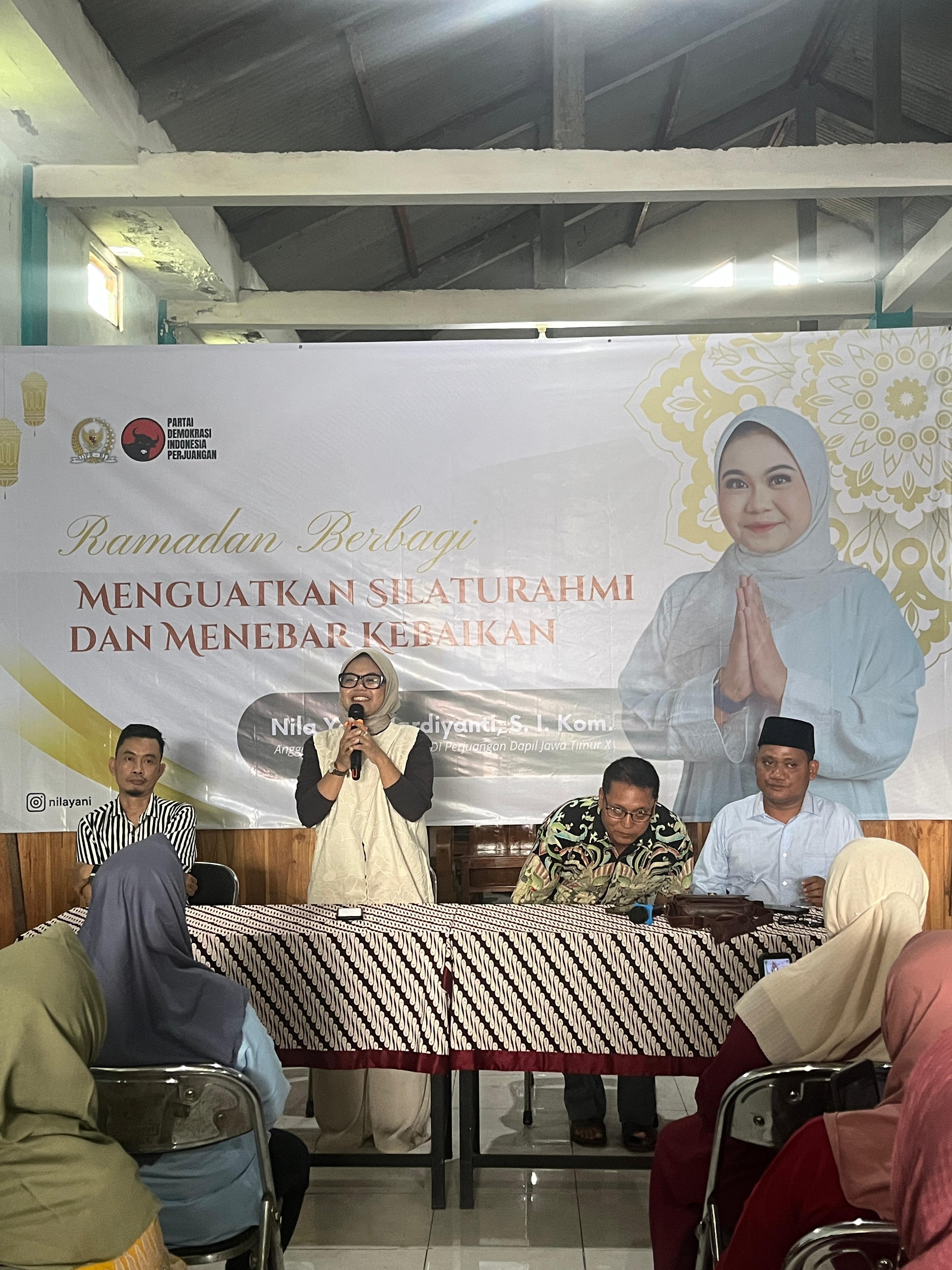 Nila Yani memberikan sambutan saat pembagian hampers ke masyarakat.