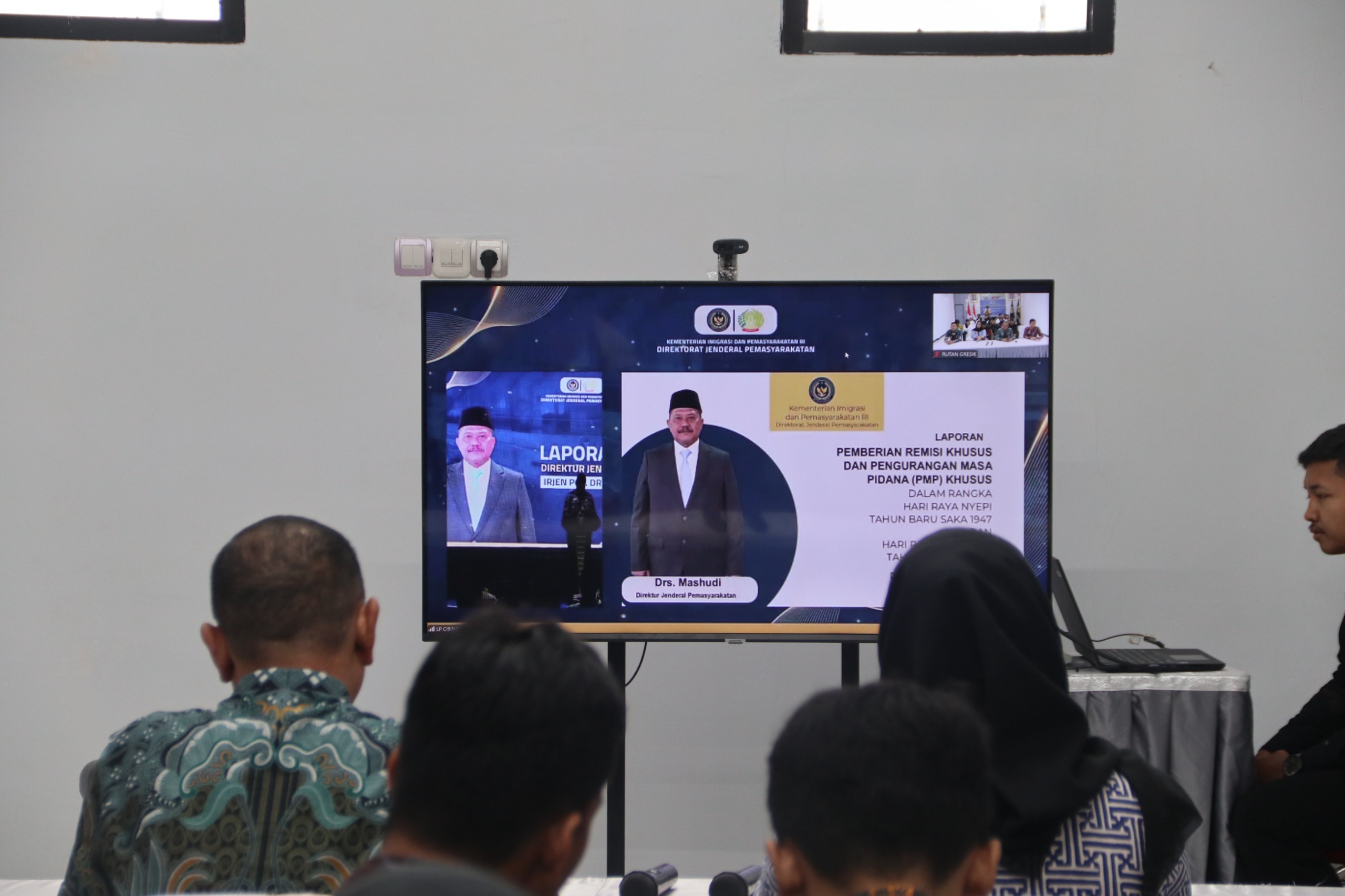 REMISI: Kepala Rutan Gresik, Yuliawan Dwi Nugroho saat menyerahkan Remisi terhadap 5 warga binaan yang langsung bebas di Rutan Kelas IIB Gresik.