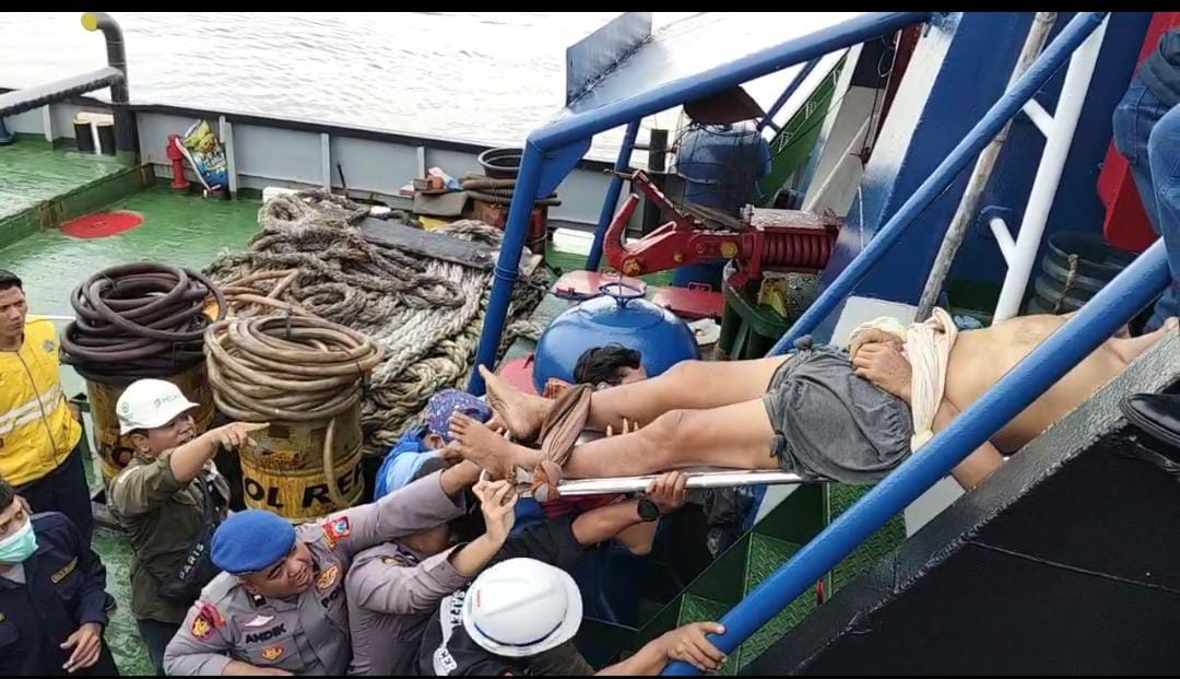 Detik-detik Awak Kapal Pingsan di Pelabuhan Gresik, Langsung Gercep Dibantu Personil Kepolisian